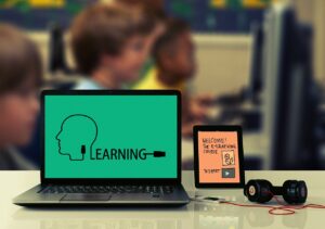 Online learning - naslovna fotografija za online edukacije za poslodavce